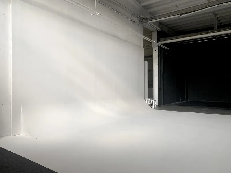 Tageslichtstudio Berlin: Industrial Loft Location für Fashion-Shooting und Porträt-Fotografie mit natürlichem Licht in der Storkower Straße.