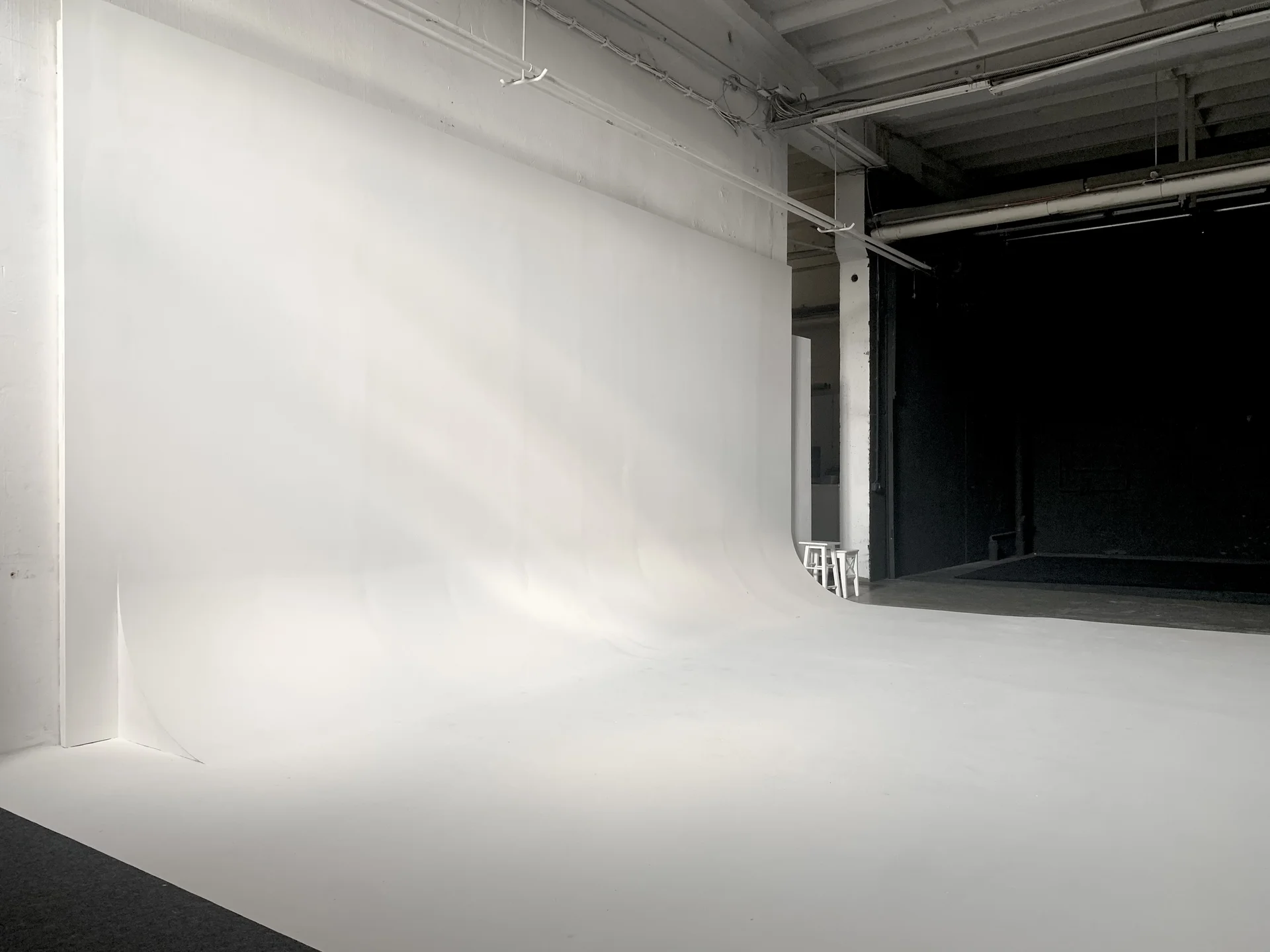 Alte Industriewand mit verrostetes Fenster mit Gittern, Studio-Hintergrund Berlin. Bewegliche Wand.