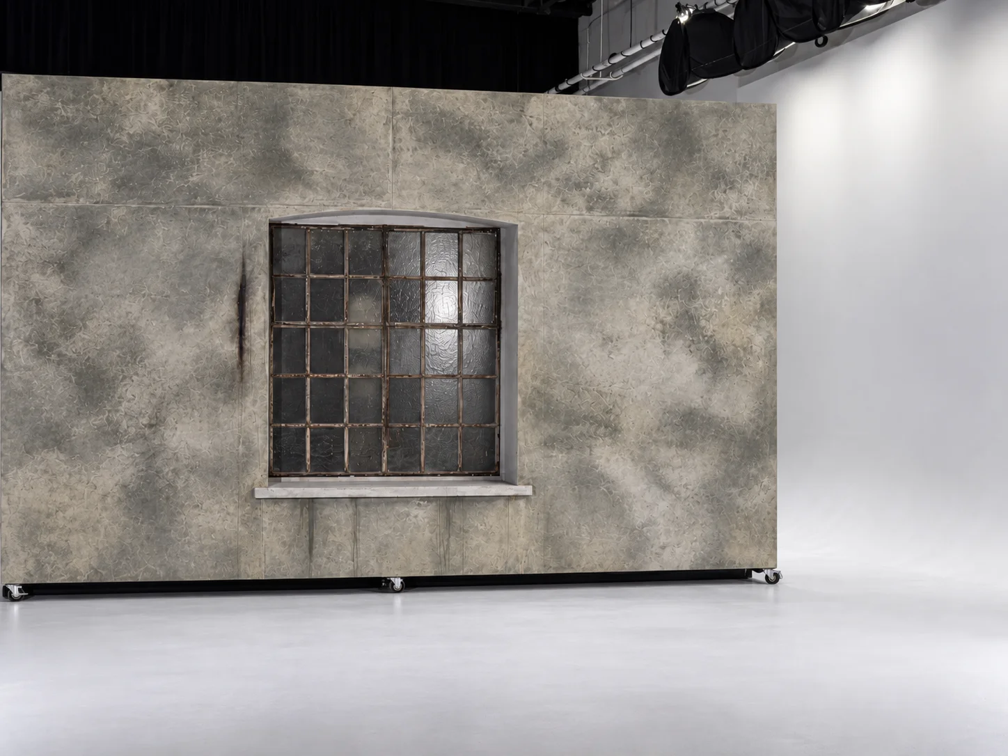 Alte Industriewand mit verrostetes Fenster mit Gittern, Studio-Hintergrund Berlin. Bewegliche Wand.
