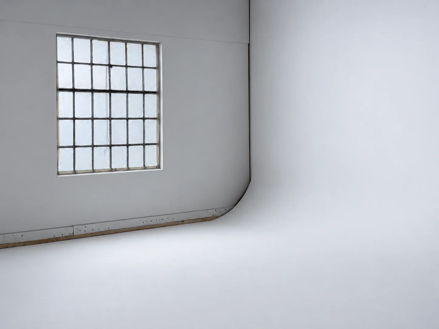 Alte Industriewand mit verrostetes Fenster mit Gittern, Studio-Hintergrund Berlin. Bewegliche Wand.